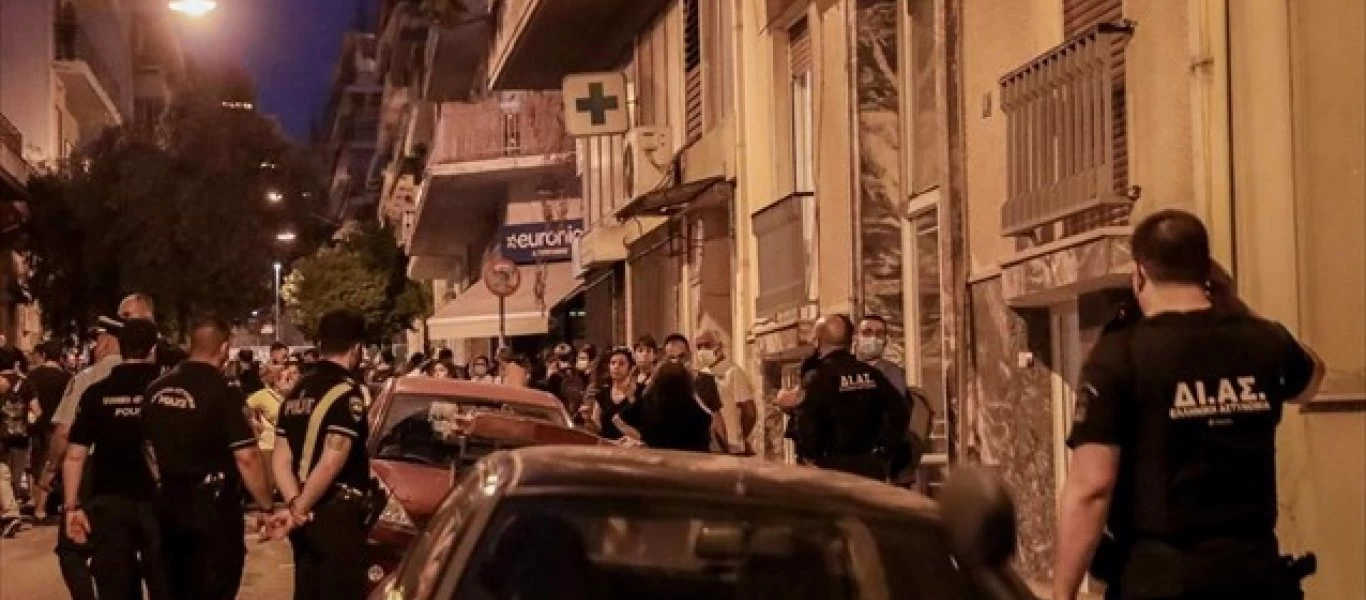 Πετράλωνα - Βιασμός 50χρονης: Ξεσπά η μητέρα του καταζητούμενου - «Εύχομαι να τον πιάσετε, δεν αντέχω άλλο πια» (βίντεο)